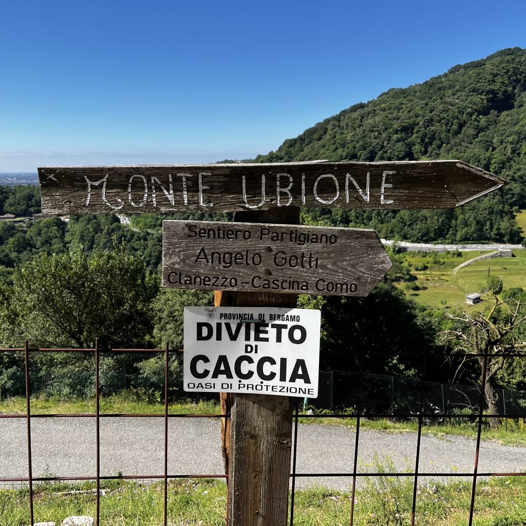 Drogowskaz na Monte Ubione
