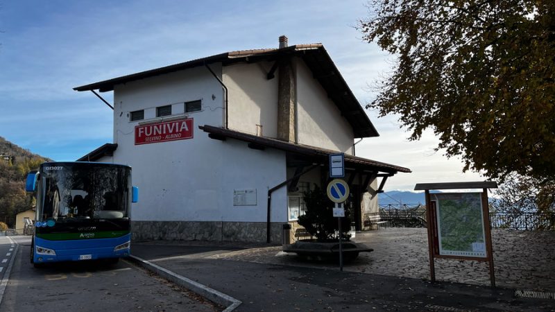 Przystanek autobusowy i na kolejkę w Selvino